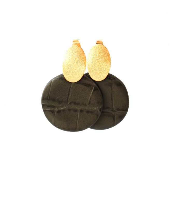 Oorbellen met hanger khaki groen leer klein en oorsteker goldplated khaki groen leer
