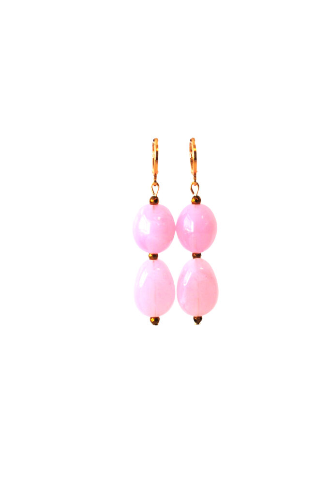 Handgemaakte roze oorbellen met metallic hematiet steen - Ellen Meijer Handgemaakte roze oorbellen met metallic hematiet steen - Ellen Meijer