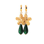 Oorbellen bloem kant gouddraad en druppel groot resin groen