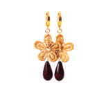 Oorbellen bloem kant gouddraad en druppel rood/glitter
