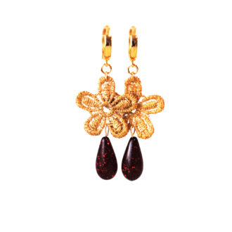 Oorbellen bloem kant gouddraad en druppel rood/glitter