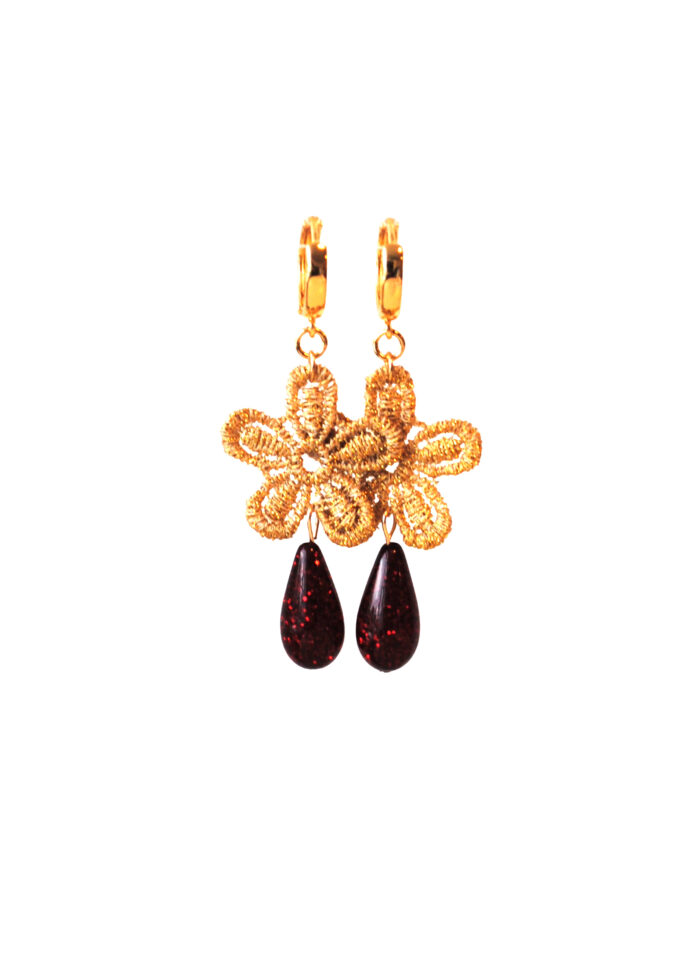 Oorbellen bloem kant gouddraad en druppel rood/glitter