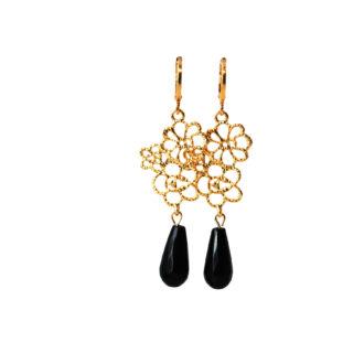 Oorbellen met tussenstuk bloemen 24K goldplated en druppel onyx