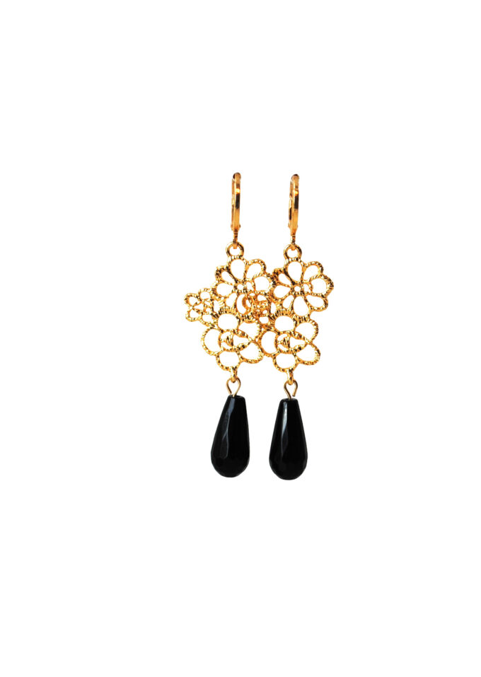 Oorbellen met tussenstuk bloemen 24K goldplated en druppel onyx